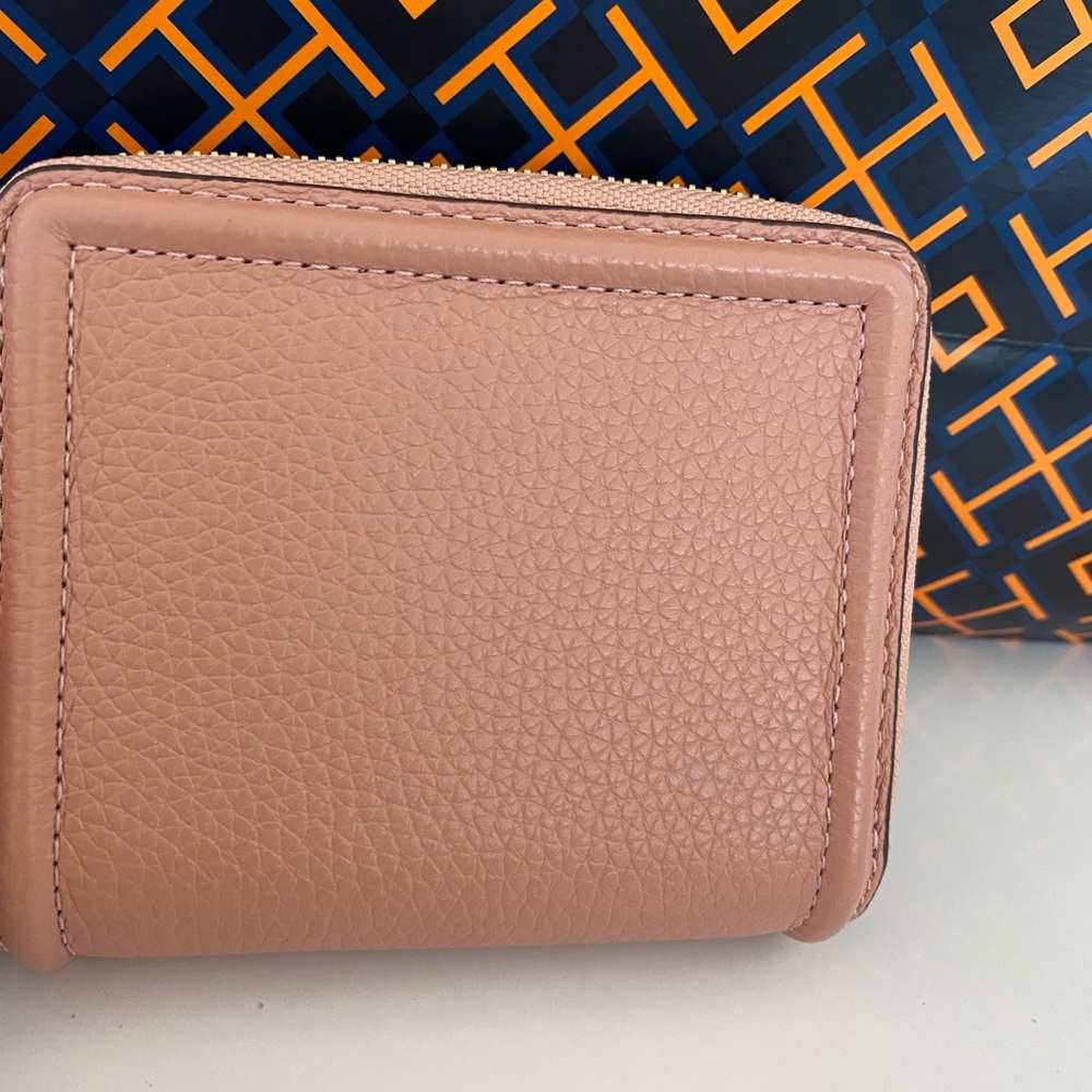 🍀🌱NEW🌱Tory Burch Thea Bi Fold wallet/pink moon/leather - Picture 2 of 9